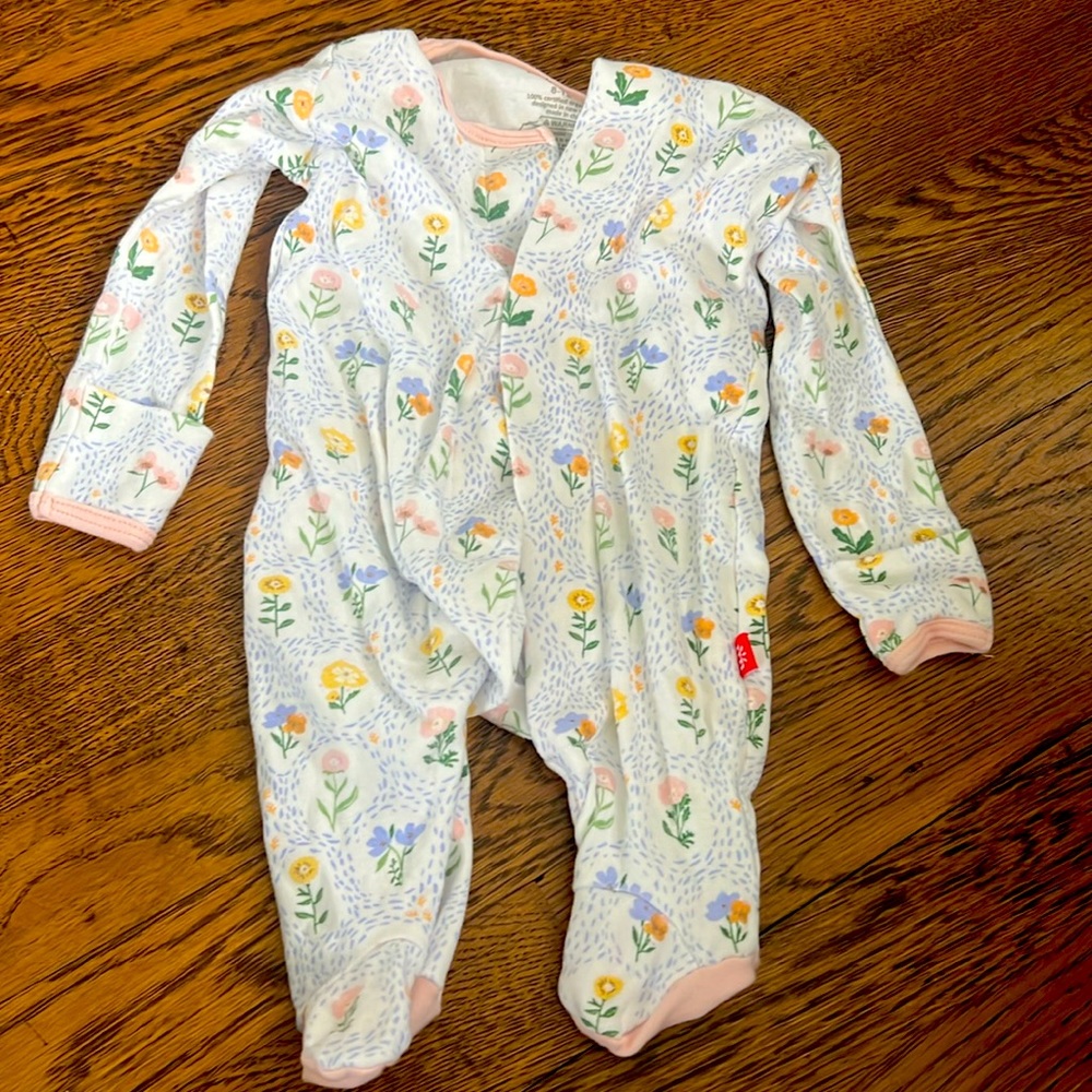 Magnetic me footie 0-3 months